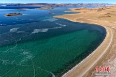 航拍冬日错鄂湖景色迷人